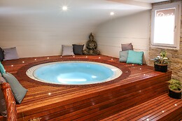Disini Luxury Hotel